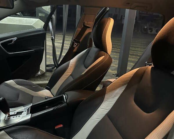 Черный Вольво B60, объемом двигателя 1.98 л и пробегом 252 тыс. км за 12500 $, фото 2 на Automoto.ua