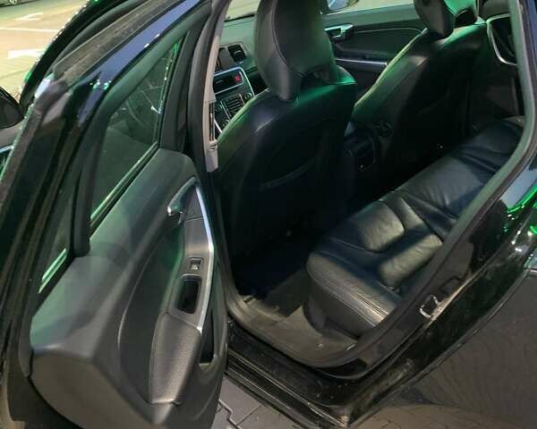 Черный Вольво B60, объемом двигателя 1.98 л и пробегом 263 тыс. км за 10600 $, фото 2 на Automoto.ua