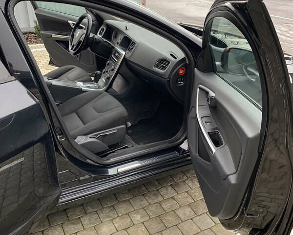 Черный Вольво B60, объемом двигателя 1.98 л и пробегом 228 тыс. км за 12500 $, фото 6 на Automoto.ua