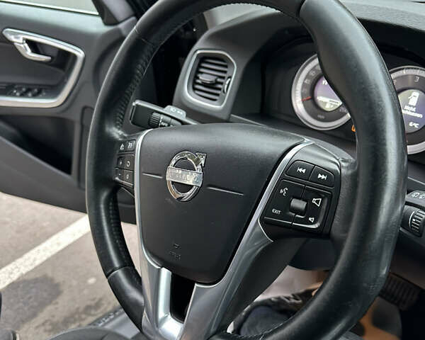 Черный Вольво B60, объемом двигателя 2.4 л и пробегом 265 тыс. км за 11500 $, фото 25 на Automoto.ua