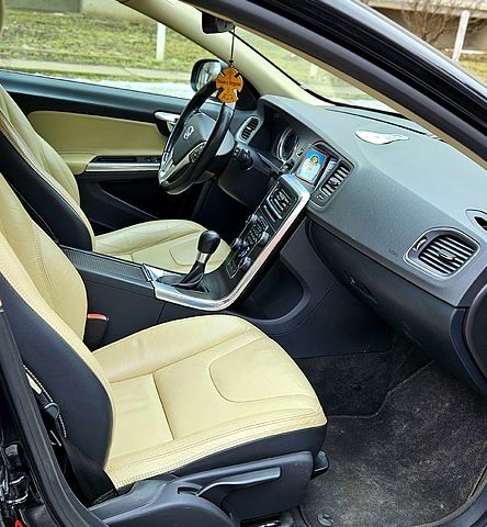 Черный Вольво B60, объемом двигателя 1.6 л и пробегом 22100 тыс. км за 12900 $, фото 9 на Automoto.ua