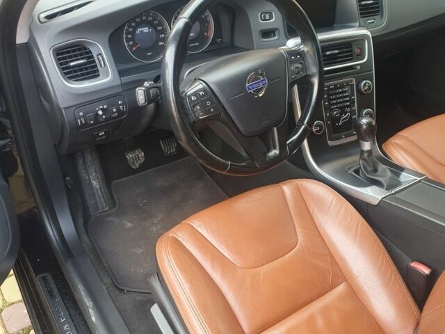 Черный Вольво B60, объемом двигателя 1.6 л и пробегом 290 тыс. км за 9900 $, фото 12 на Automoto.ua