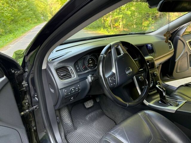 Черный Вольво B60, объемом двигателя 2 л и пробегом 175 тыс. км за 12900 $, фото 3 на Automoto.ua