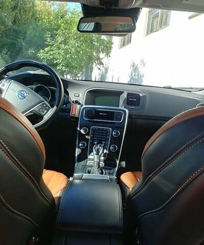 Черный Вольво B60, объемом двигателя 2.4 л и пробегом 235 тыс. км за 13200 $, фото 5 на Automoto.ua