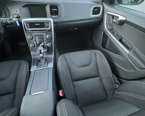 Черный Вольво B60, объемом двигателя 2.4 л и пробегом 235 тыс. км за 15290 $, фото 16 на Automoto.ua