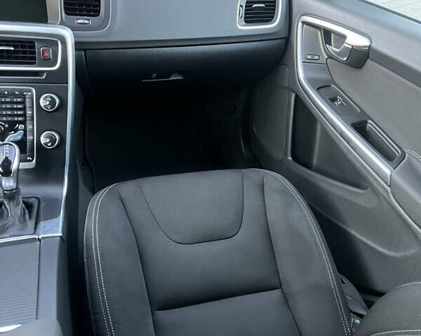 Черный Вольво B60, объемом двигателя 2.4 л и пробегом 235 тыс. км за 15290 $, фото 17 на Automoto.ua