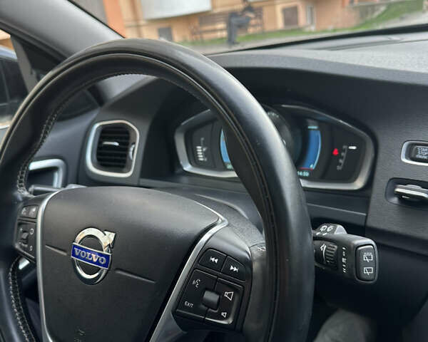 Черный Вольво B60, объемом двигателя 2.4 л и пробегом 340 тыс. км за 12300 $, фото 7 на Automoto.ua