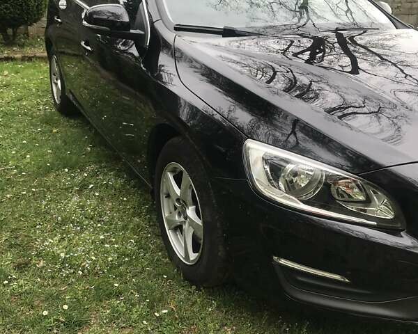 Черный Вольво B60, объемом двигателя 1.56 л и пробегом 292 тыс. км за 10500 $, фото 2 на Automoto.ua