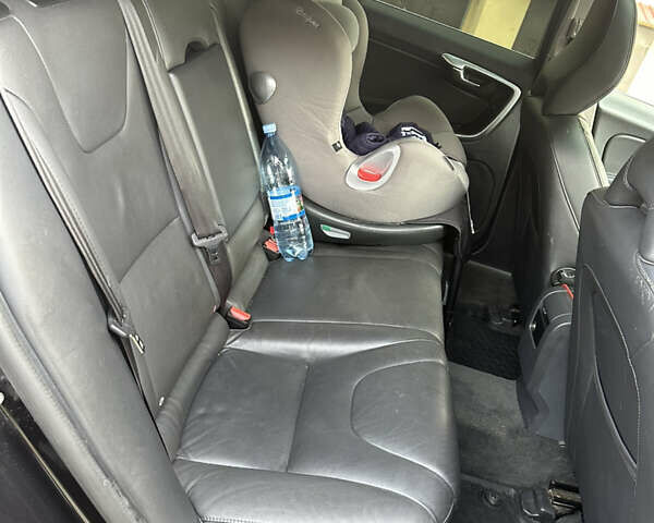 Черный Вольво B60, объемом двигателя 2.4 л и пробегом 340 тыс. км за 12300 $, фото 5 на Automoto.ua