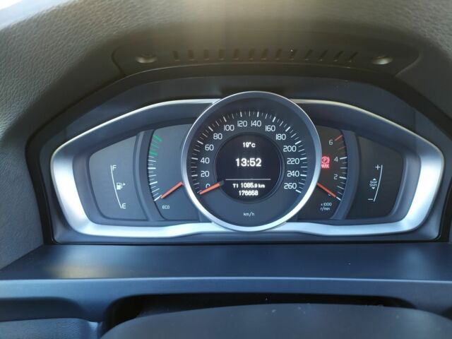 Черный Вольво B60, объемом двигателя 0 л и пробегом 200 тыс. км за 12900 $, фото 6 на Automoto.ua