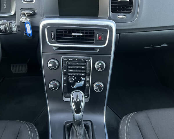 Черный Вольво B60, объемом двигателя 2.4 л и пробегом 235 тыс. км за 15290 $, фото 19 на Automoto.ua