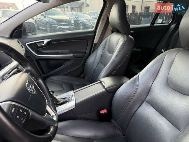 Черный Вольво B60, объемом двигателя 2 л и пробегом 148 тыс. км за 12200 $, фото 41 на Automoto.ua