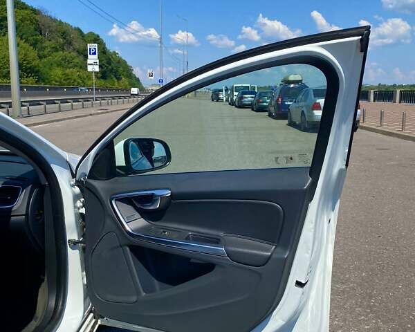 Вольво B60, объемом двигателя 1.6 л и пробегом 220 тыс. км за 11900 $, фото 19 на Automoto.ua