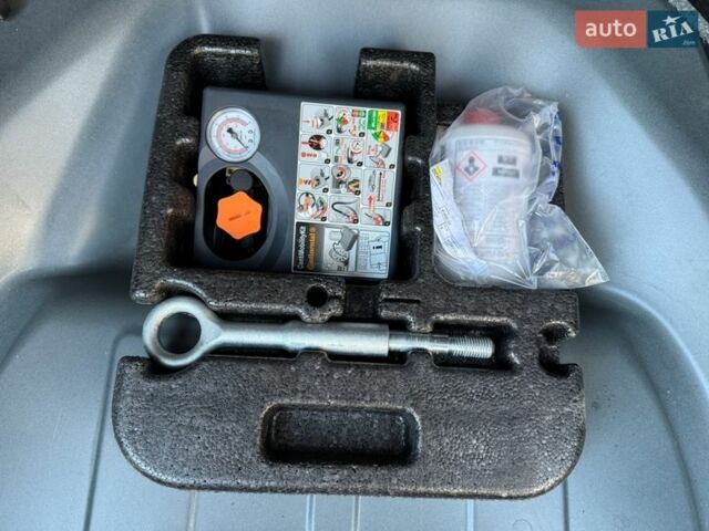 Сірий Вольво B60, об'ємом двигуна 2.4 л та пробігом 256 тис. км за 13900 $, фото 43 на Automoto.ua