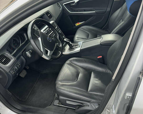 Серый Вольво B60, объемом двигателя 2.4 л и пробегом 250 тыс. км за 13000 $, фото 11 на Automoto.ua