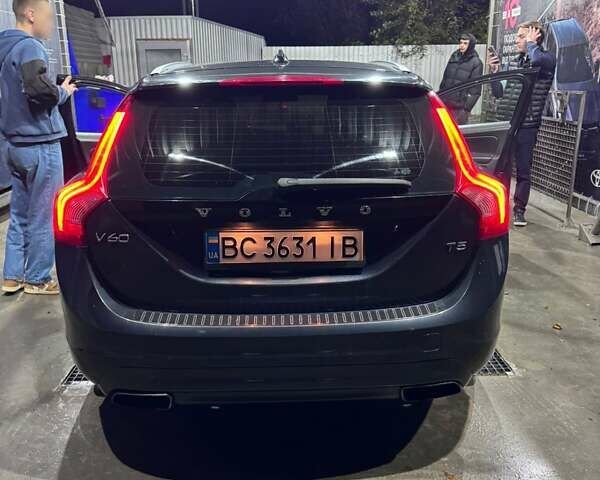 Серый Вольво B60, объемом двигателя 2 л и пробегом 290 тыс. км за 10900 $, фото 3 на Automoto.ua