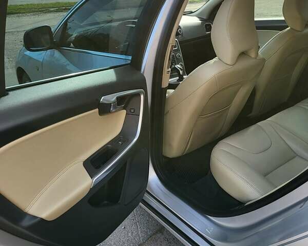 Серый Вольво B60, объемом двигателя 2 л и пробегом 75 тыс. км за 14100 $, фото 18 на Automoto.ua