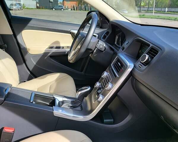 Серый Вольво B60, объемом двигателя 2 л и пробегом 75 тыс. км за 14100 $, фото 10 на Automoto.ua