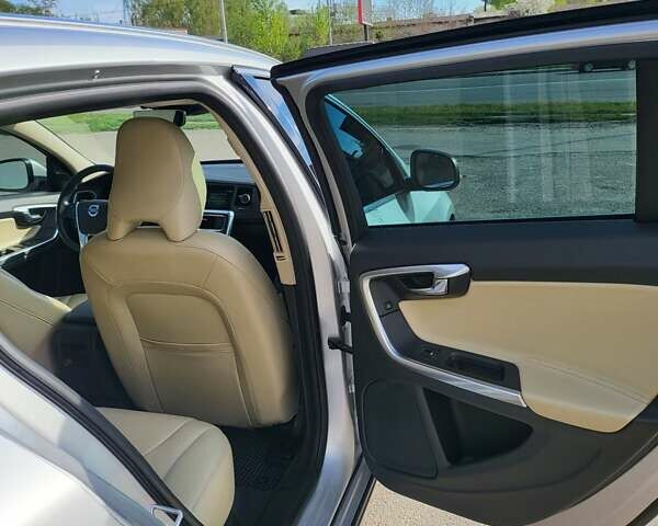 Серый Вольво B60, объемом двигателя 2 л и пробегом 75 тыс. км за 14100 $, фото 13 на Automoto.ua