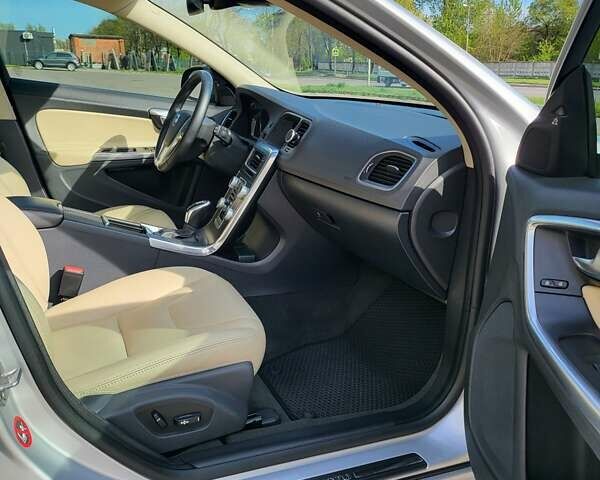 Серый Вольво B60, объемом двигателя 2 л и пробегом 75 тыс. км за 14100 $, фото 9 на Automoto.ua