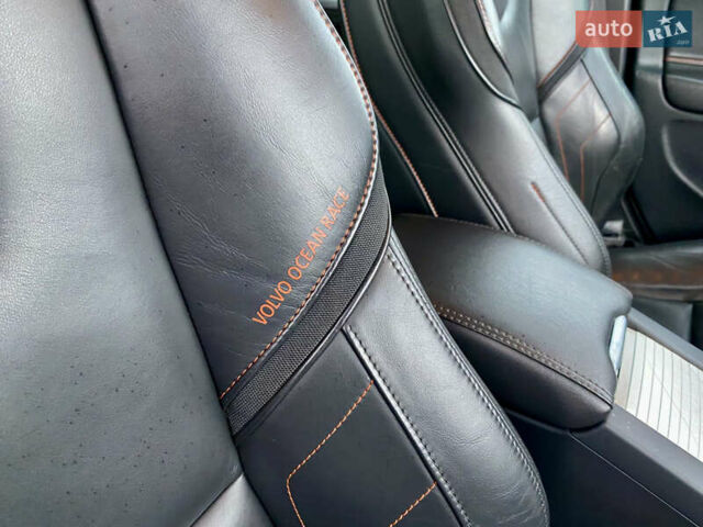 Серый Вольво B60, объемом двигателя 1.97 л и пробегом 210 тыс. км за 11888 $, фото 45 на Automoto.ua