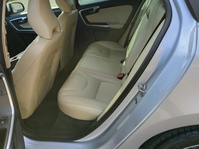 Вольво B60 2016 у Львові на Automoto.ua Сірий Вольво B60, об'ємом двигуна 2 л та пробігом 75 тис. км за 14400 $, фото 9 на Automoto.ua