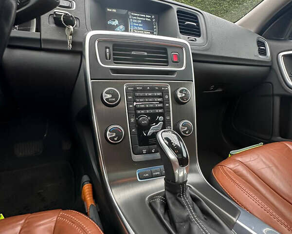 Синий Вольво B60, объемом двигателя 2.4 л и пробегом 255 тыс. км за 15500 $, фото 16 на Automoto.ua