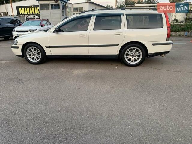 Белый Вольво В70, объемом двигателя 2 л и пробегом 417 тыс. км за 4800 $, фото 2 на Automoto.ua