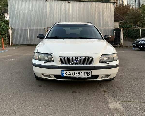 Белый Вольво В70, объемом двигателя 2 л и пробегом 417 тыс. км за 4800 $, фото 1 на Automoto.ua