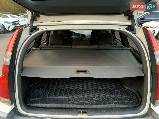 Белый Вольво В70, объемом двигателя 2 л и пробегом 417 тыс. км за 4800 $, фото 4 на Automoto.ua