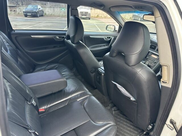 Белый Вольво В70, объемом двигателя 2.4 л и пробегом 350 тыс. км за 1950 $, фото 12 на Automoto.ua