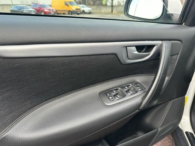 Белый Вольво В70, объемом двигателя 2.4 л и пробегом 350 тыс. км за 1950 $, фото 20 на Automoto.ua