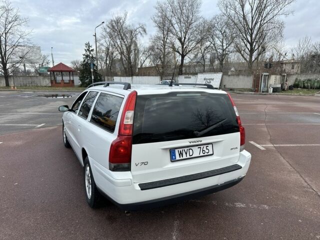 Белый Вольво В70, объемом двигателя 2.4 л и пробегом 350 тыс. км за 1950 $, фото 4 на Automoto.ua