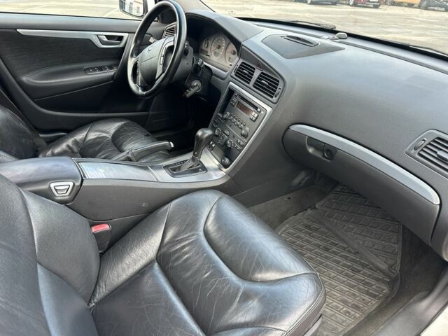 Белый Вольво В70, объемом двигателя 2.4 л и пробегом 350 тыс. км за 1950 $, фото 10 на Automoto.ua