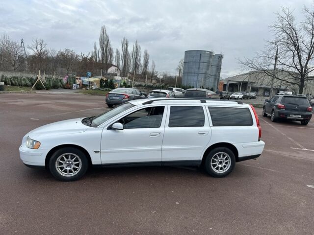 Белый Вольво В70, объемом двигателя 2.4 л и пробегом 350 тыс. км за 1950 $, фото 1 на Automoto.ua