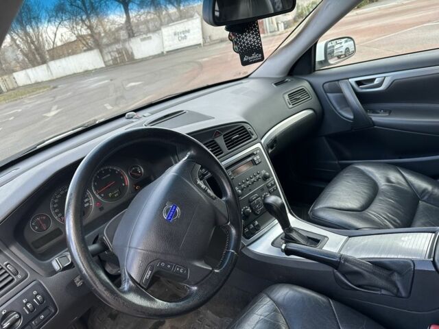 Белый Вольво В70, объемом двигателя 2.4 л и пробегом 350 тыс. км за 1950 $, фото 16 на Automoto.ua