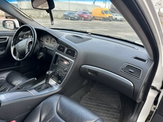 Белый Вольво В70, объемом двигателя 2.4 л и пробегом 350 тыс. км за 1950 $, фото 11 на Automoto.ua