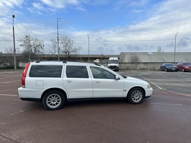 Белый Вольво В70, объемом двигателя 2.4 л и пробегом 350 тыс. км за 1950 $, фото 7 на Automoto.ua