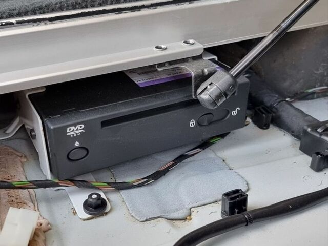Белый Вольво В70, объемом двигателя 2.4 л и пробегом 328 тыс. км за 10800 $, фото 19 на Automoto.ua