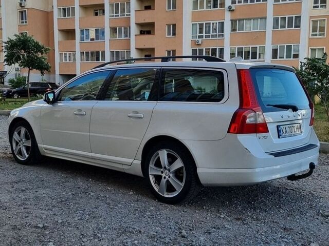 Белый Вольво В70, объемом двигателя 2.4 л и пробегом 328 тыс. км за 10800 $, фото 4 на Automoto.ua