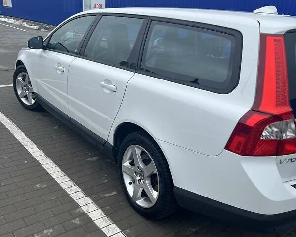 Белый Вольво В70, объемом двигателя 2 л и пробегом 220 тыс. км за 8850 $, фото 4 на Automoto.ua