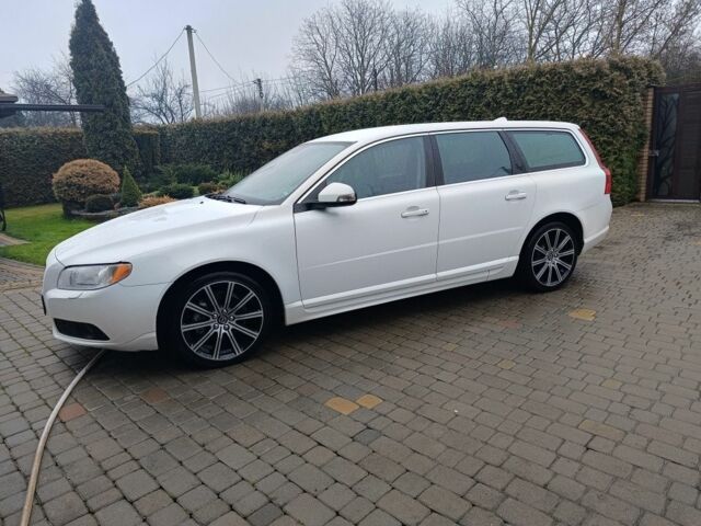 Белый Вольво В70, объемом двигателя 1.6 л и пробегом 245 тыс. км за 7499 $, фото 3 на Automoto.ua