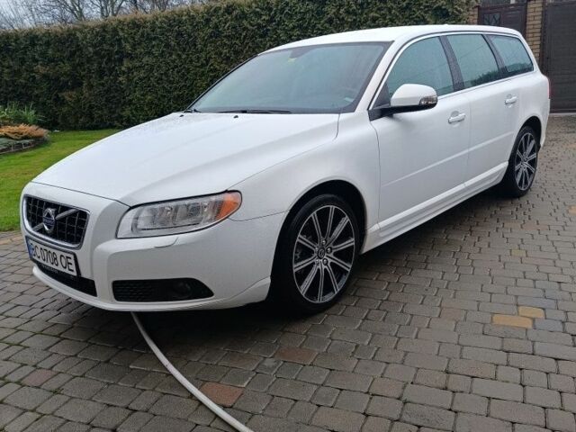 Белый Вольво В70, объемом двигателя 1.6 л и пробегом 245 тыс. км за 7499 $, фото 2 на Automoto.ua