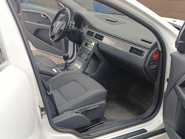 Белый Вольво В70, объемом двигателя 1.6 л и пробегом 245 тыс. км за 7499 $, фото 14 на Automoto.ua