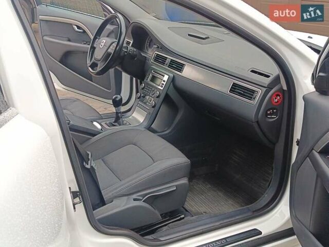 Білий Вольво V70, об'ємом двигуна 1.6 л та пробігом 245 тис. км за 7499 $, фото 13 на Automoto.ua