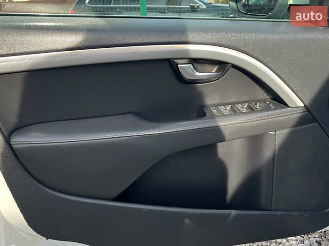 Белый Вольво В70, объемом двигателя 1.56 л и пробегом 273 тыс. км за 8500 $, фото 25 на Automoto.ua