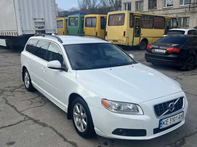 Белый Вольво В70, объемом двигателя 1.56 л и пробегом 305 тыс. км за 10600 $, фото 2 на Automoto.ua