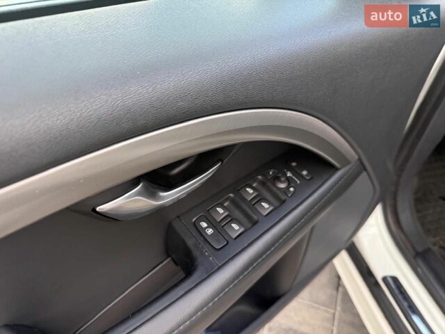 Білий Вольво V70, об'ємом двигуна 2 л та пробігом 304 тис. км за 9000 $, фото 45 на Automoto.ua