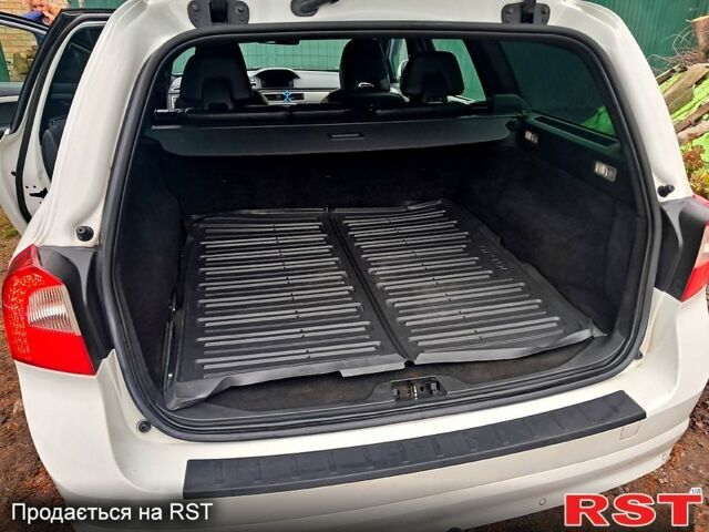 Білий Вольво V70, об'ємом двигуна 1.6 л та пробігом 267 тис. км за 14540 $, фото 10 на Automoto.ua