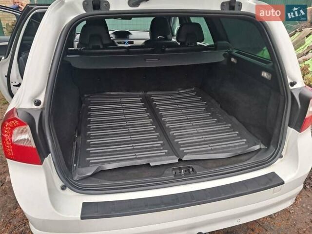 Белый Вольво В70, объемом двигателя 1.56 л и пробегом 267 тыс. км за 14597 $, фото 13 на Automoto.ua